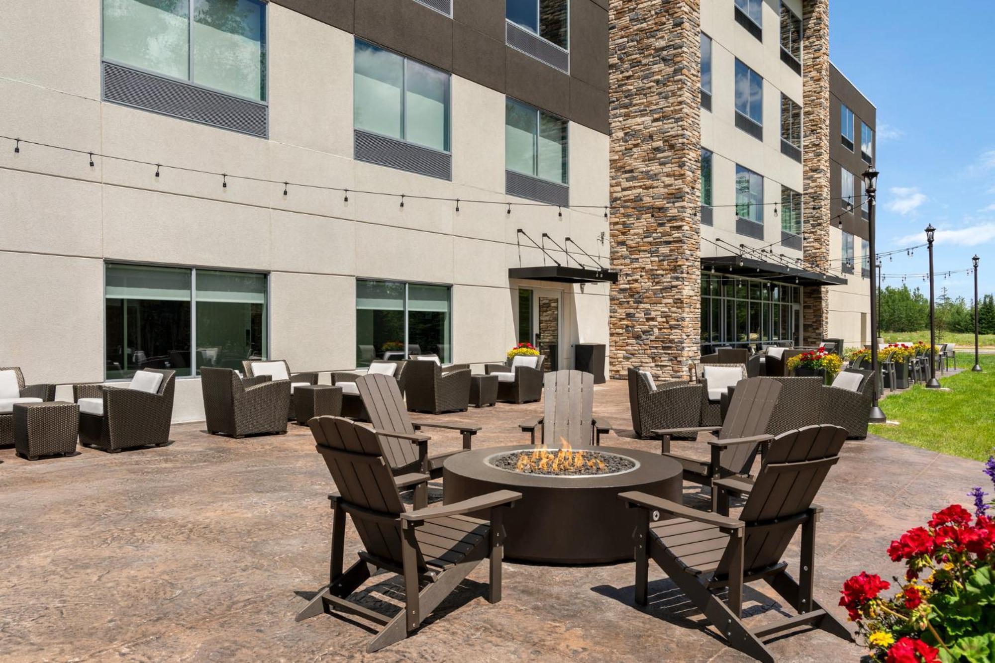 Holiday Inn Express & Suites Rhinelander By Ihg Bagian luar foto